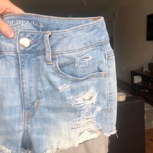 Light jean shorts with patterned pockets